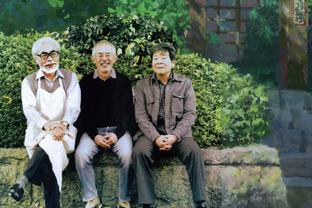Lin Nade, Tạ Hạnh Phương và Beckham chụp ảnh chung.